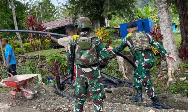 Satgas 641/Bru Perbaiki Saluran Air di Distrik Kelila untuk Masyarakat Papua