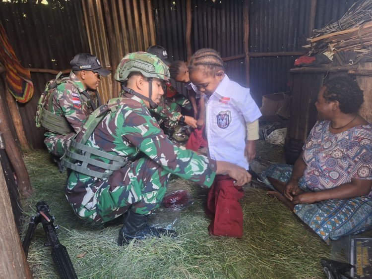 Satgas 641/Bru Berikan Bantuan Seragam Sekolah Gratis untuk Anak-Anak Papua di Yahukimo