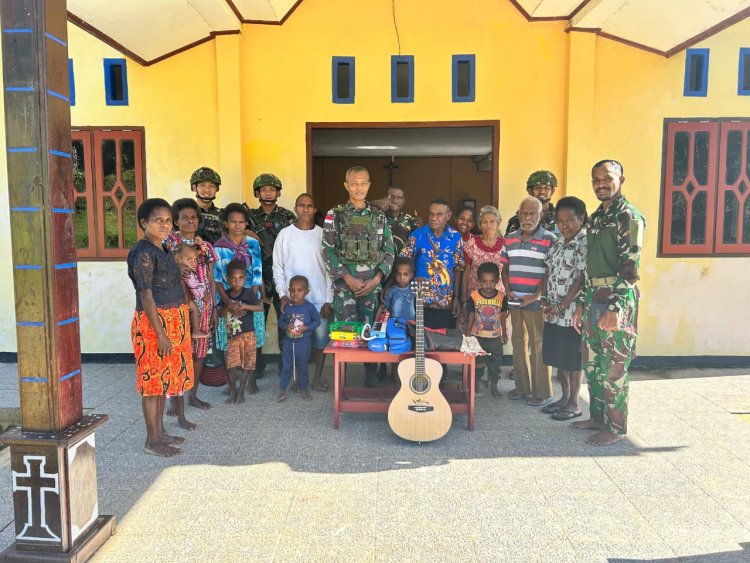 Warga Aifat Maybrat Antusias Sambut Bantuan dari Kasad yang Diserahkan oleh Satgas Yonif 501 Kostrad