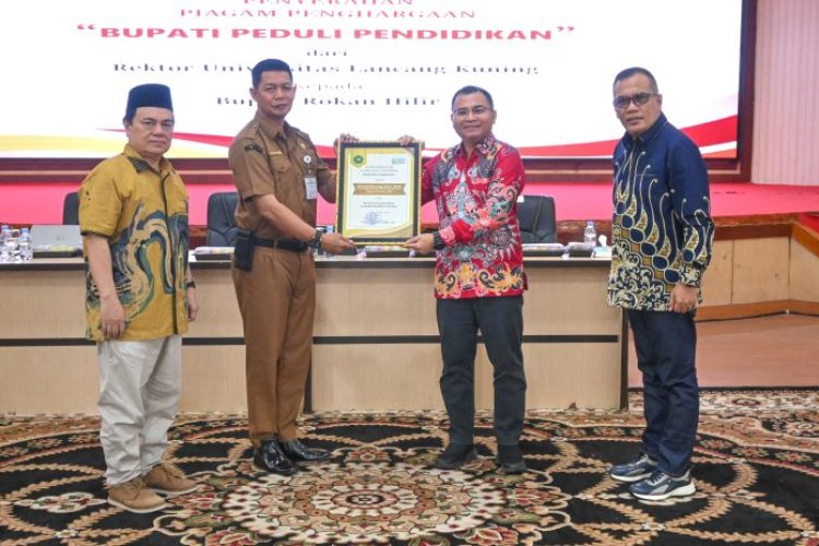 Bupati Rohil Terima Penghargaan Peduli Pendidikan dari Unilak