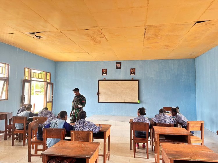 Satgas Yonif 642/Kps Ajarkan Informatika di SMPN SATAP HORNA, Teluk Bintuni