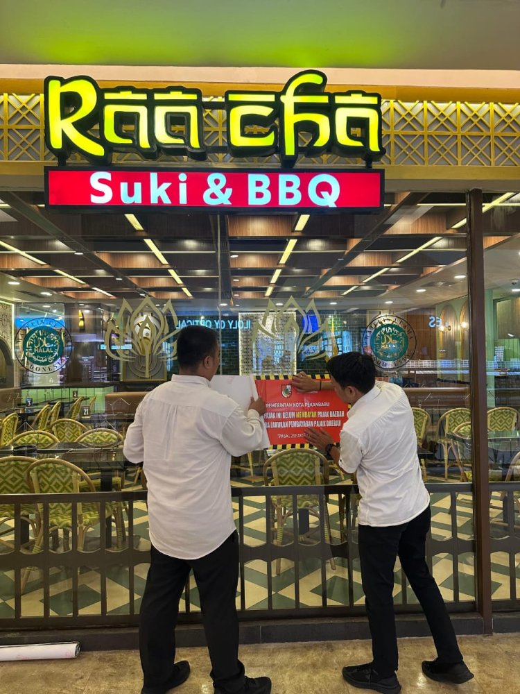 Bapenda Pekanbaru Lakukan Penempelan Stiker Peringatan pada Wajib Pajak Restoran yang Lalai