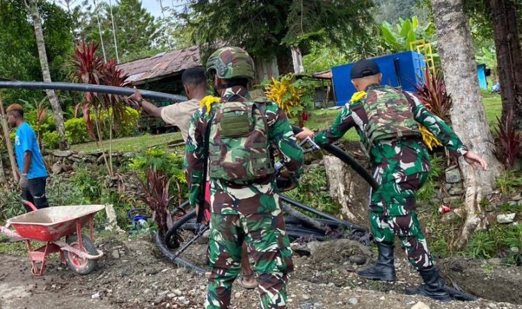 Satgas 641/Bru Perbaiki Saluran Air di Distrik Kelila untuk Masyarakat Papua