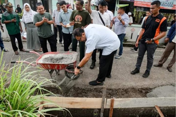 Respon Cepat ADIL Tanggapi Keluhan Masyarakat, Bahu Jalan Amri Tambunan Di Cor di Desa Sei Mencirim