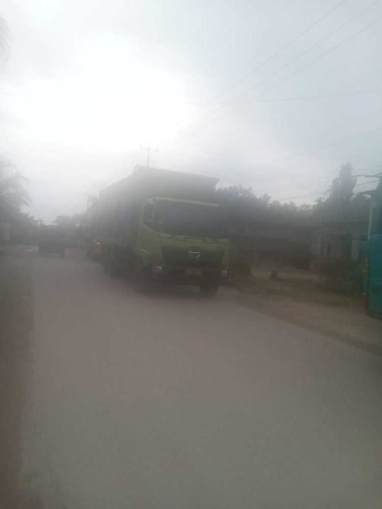 Kades Bongkal Malang Belum Serahkan Dana Operasional Penyiraman Jalan ke Pelaksana, Warga Demo Akibat Jalan Berdebu