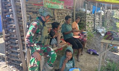 Satgas Yonif 323 Kostrad Berikan Makan Siang Gratis kepada Warga Kampung Gelegi di Papua Tengah 