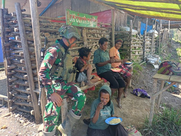 Satgas Yonif 323 Kostrad Berikan Makan Siang Gratis kepada Warga Kampung Gelegi di Papua Tengah 