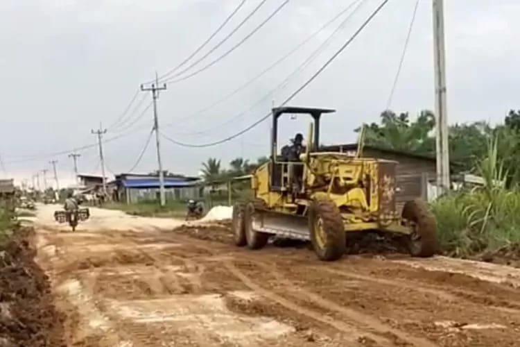 Hadapi Lebaran 1446 H, Bupati Bistamam Gerak Cepat Perbaiki Jalan Lintas Pedamaran - Kubu 