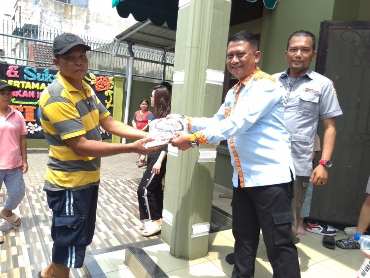 Rayakan HUT ke-1, YAKIN Bagikan Ratusan Sak Beras untuk Warga Medan