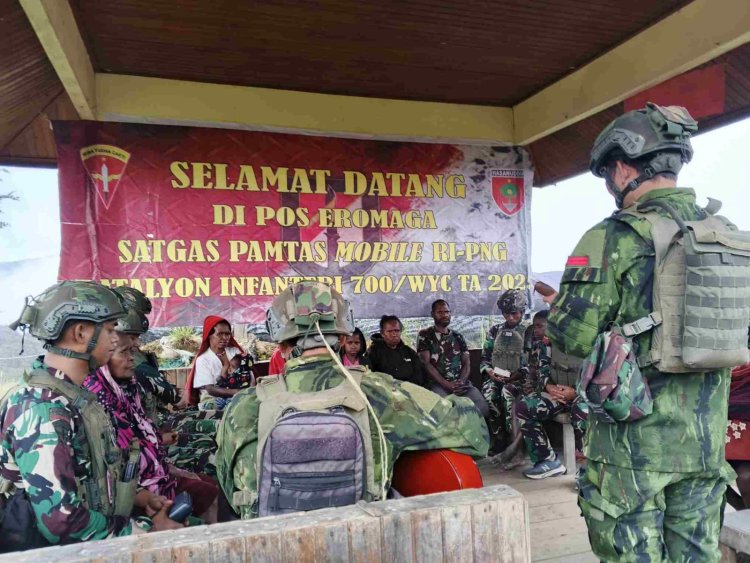 Damai TNI dan Warga Papua di Eronggobak