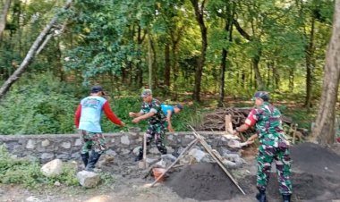 Babinsa Bangun Talud Cegah Longsor di Sragen