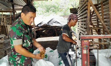 Motivasi Babinsa untuk UMKM Kerupuk Kulit di Boyolali