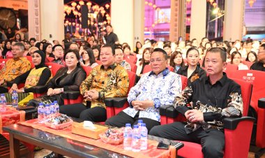 Bupati Rohil Hadiri Malam Kesenian Bakar Tongkang 2025 di Bagansiapiapi