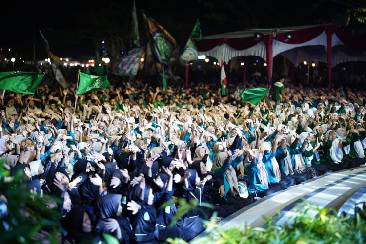 Afni Z, Santri Pertama Jadi Bupati Siak