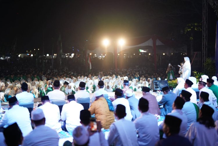 Afni Z, Santri Pertama Jadi Bupati Siak