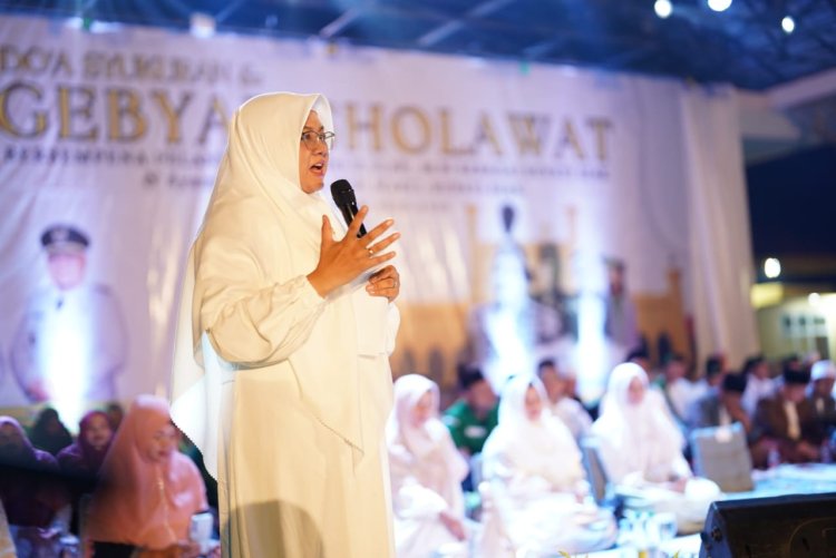 Afni Z, Santri Pertama Jadi Bupati Siak