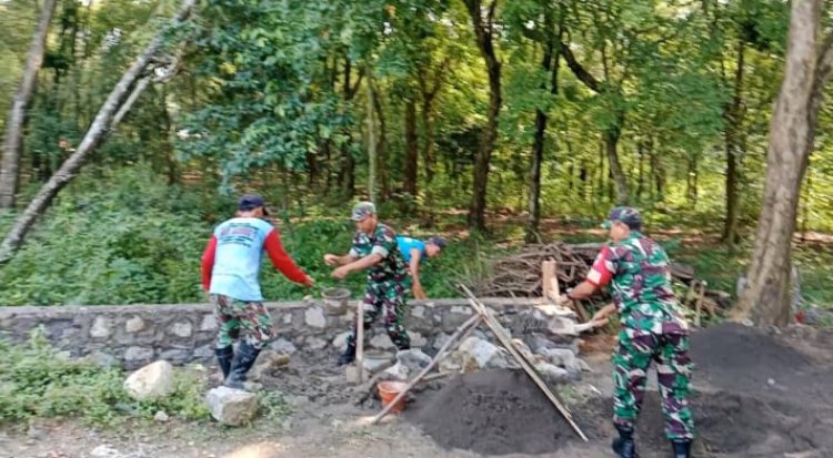 Babinsa Bangun Talud Cegah Longsor di Sragen