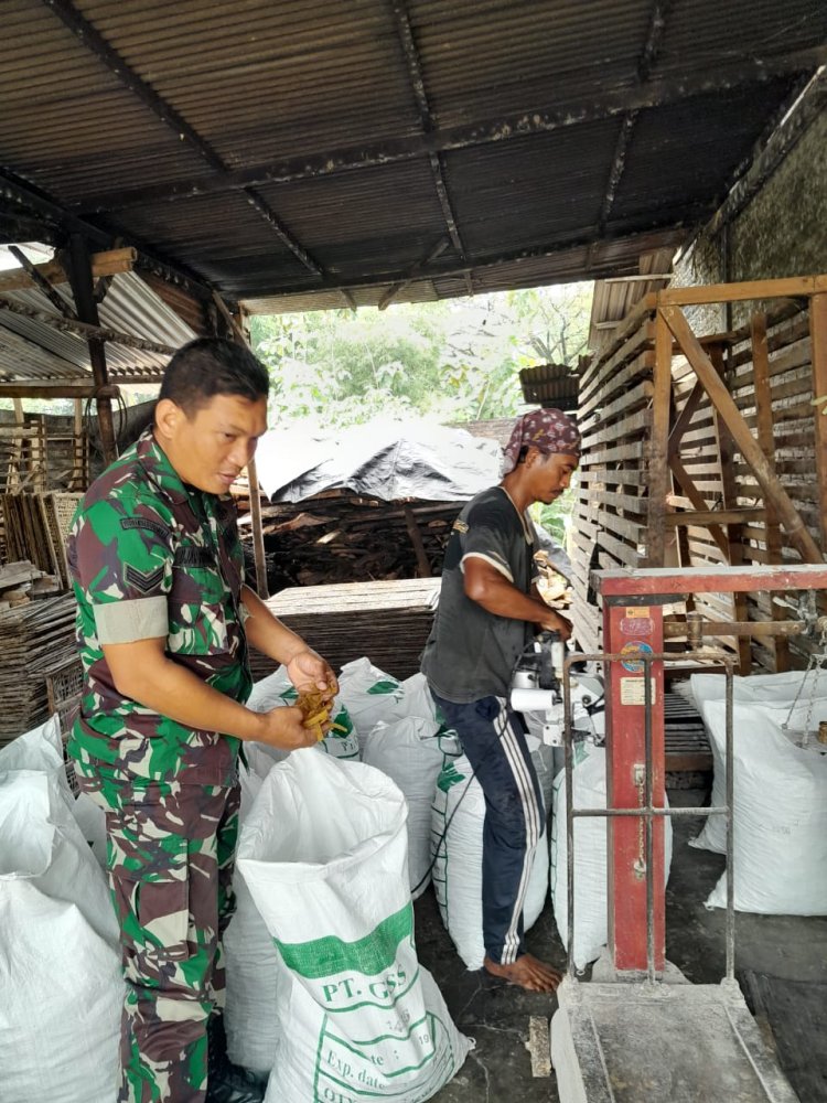 Motivasi Babinsa untuk UMKM Kerupuk Kulit di Boyolali