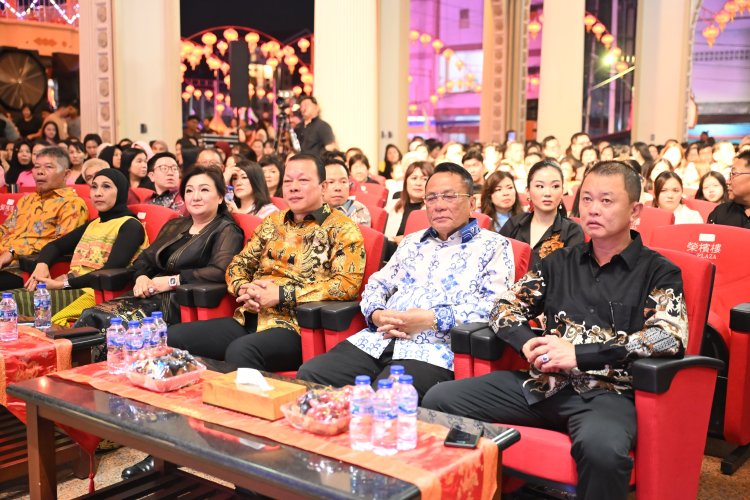 Bupati Rohil Hadiri Malam Kesenian Bakar Tongkang 2025 di Bagansiapiapi