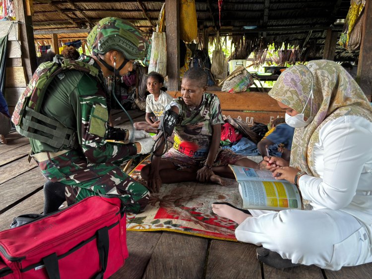 Satgas 642 dan Puskesmas Gelar Yankes di Ururu