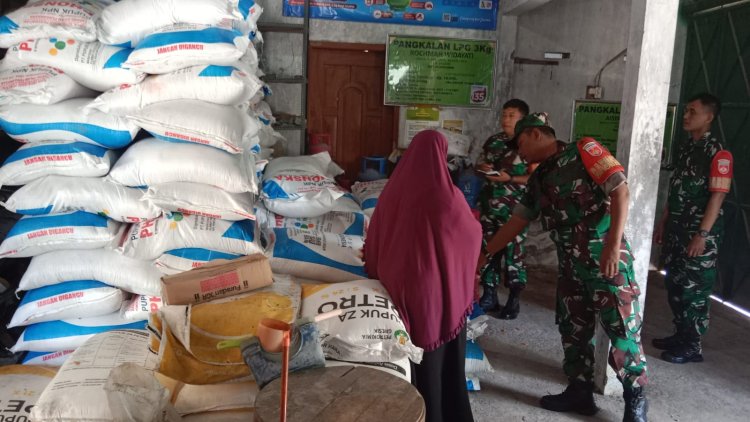 Babinsa Pantau Harga & Stok Pupuk Subsidi di Gesi Sragen