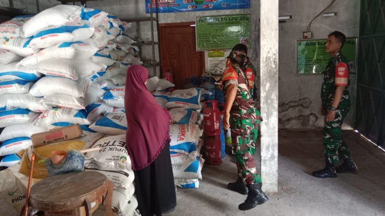Babinsa Pantau Harga & Stok Pupuk Subsidi di Gesi Sragen