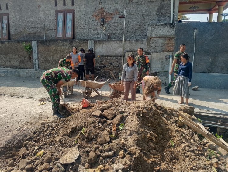 Babinsa Bantu Perbaikan Jalan di Tegalombo Sragen
