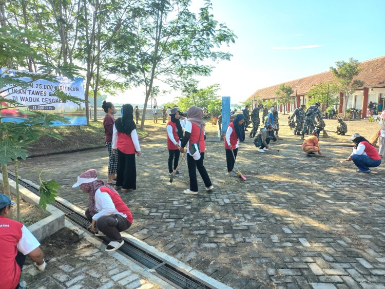 TNI Boyolali dan Warga Bersihkan Plaza Waduk Cengklik
