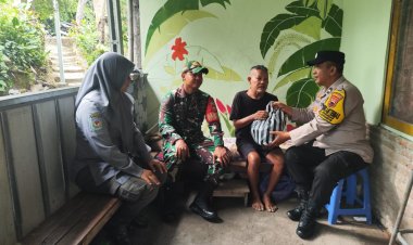 Babinsa Serengan Jenguk Anggota Satlinmas yang Sakit
