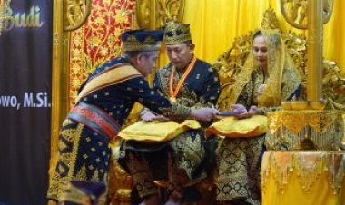 Syair Adat Menyentuh Hati Kapolri Listyo Sigit di Balai LAMR