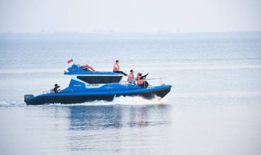 Pemkab Rohil Dukung Produksi Kapal Fiberglass Polbeng untuk Transportasi Pesisir