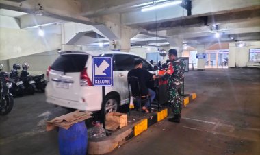 Babinsa Kemlayan Jalin Komsos dengan Tukang Parkir Mall Singosaren