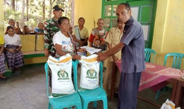 TNI Salurkan Beras Bulog ke Warga Terdampak Gagal Panen di Manamas