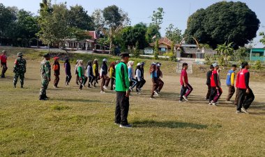 Babinsa Latih Baris-Berbaris Siswa SMKN 1 Gesi, Tanamkan Kedisiplinan dan Semangat Nasionalisme Sejak Dini