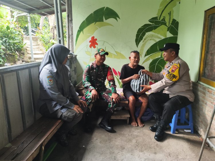 Babinsa Serengan Jenguk Anggota Satlinmas yang Sakit