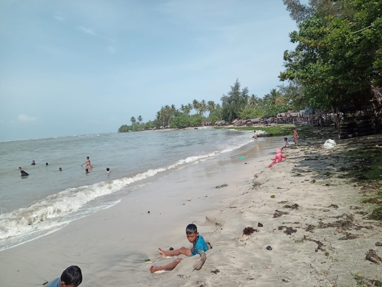 Pantai Lhok Bubon Ramai saat Hari Libur