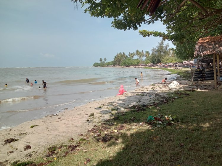 Pantai Lhok Bubon Ramai saat Hari Libur