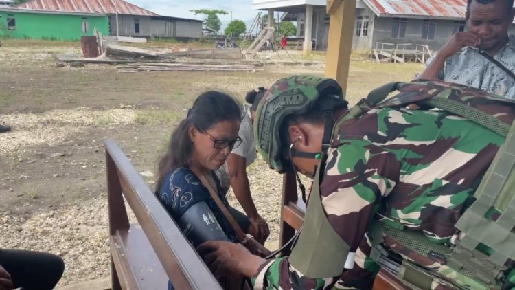 TNI Yonif 642 Gelar Layanan Kesehatan Gratis di Tomage, Fakfak