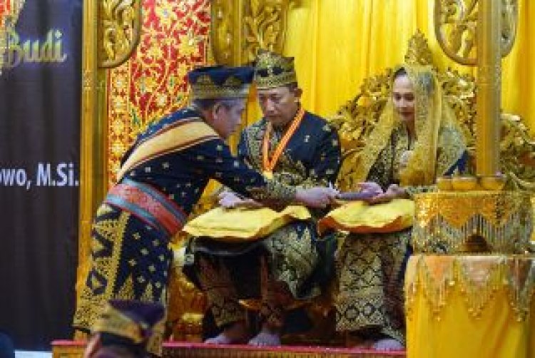 Syair Adat Menyentuh Hati Kapolri Listyo Sigit di Balai LAMR