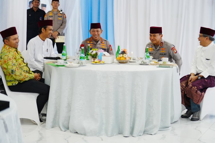Kapolri Sambang Pesantren Riau, Bertemu UAS dan Beri Santunan
