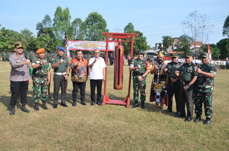 TMMD Ke-125 Kodim Surakarta Resmi Dibuka Sekda Pukul Kentongan
