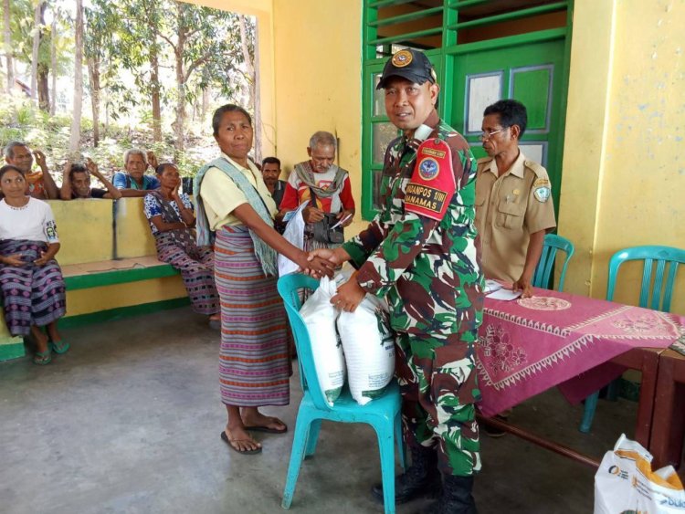 TNI Salurkan Beras Bulog ke Warga Terdampak Gagal Panen di Manamas