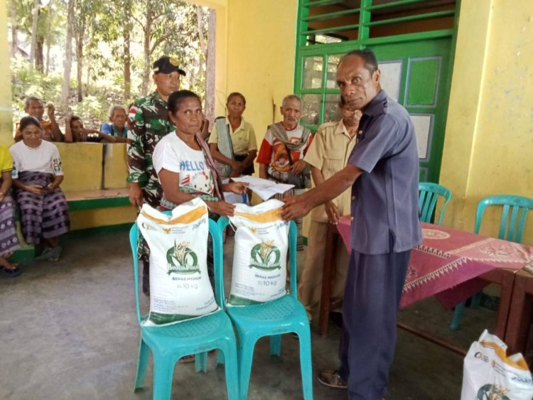 TNI Salurkan Beras Bulog ke Warga Terdampak Gagal Panen di Manamas