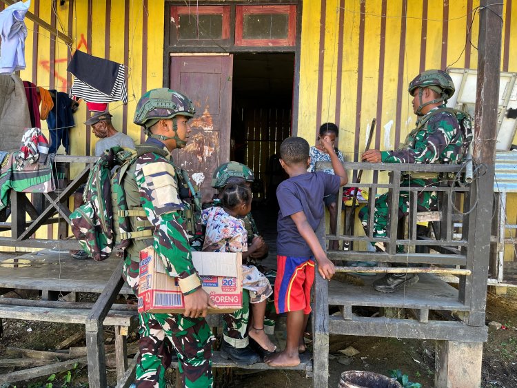 TNI Gelar Pengobatan Gratis di Benawa, Papua