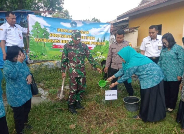 Batuud Sambirejo Dukung Rabu Pon, Ibu PKK Tanam Pohon Hijaukan Sragen