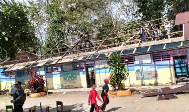 Babinsa dan Warga Rehabilitasi SDN 81 Palampang Tanpa Anggaran