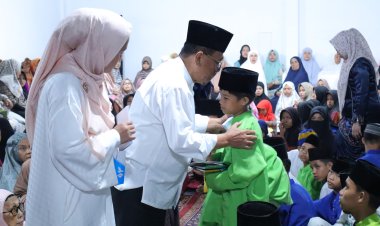 Malam Ke-7 Wafatnya Hj. Basyariah, Bupati Rohil Gelar Doa Bersama dan Santuni Anak Yatim