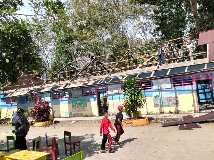 Babinsa dan Warga Rehabilitasi SDN 81 Palampang Tanpa Anggaran