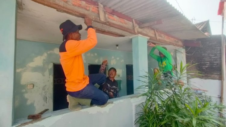 Satgas TMMD Kodim 0735/Surakarta Renovasi MCK Umum Karangasem