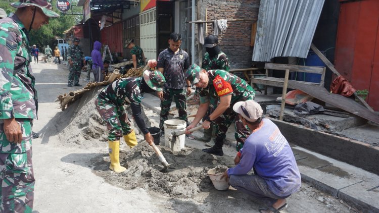 Dansatgas TMMD Surakarta 2025 Turun Langsung Bantu Warga Perbaiki Saluran Air